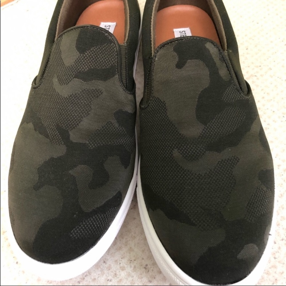 NWOT Steve Madden Cameo Slip-in’s